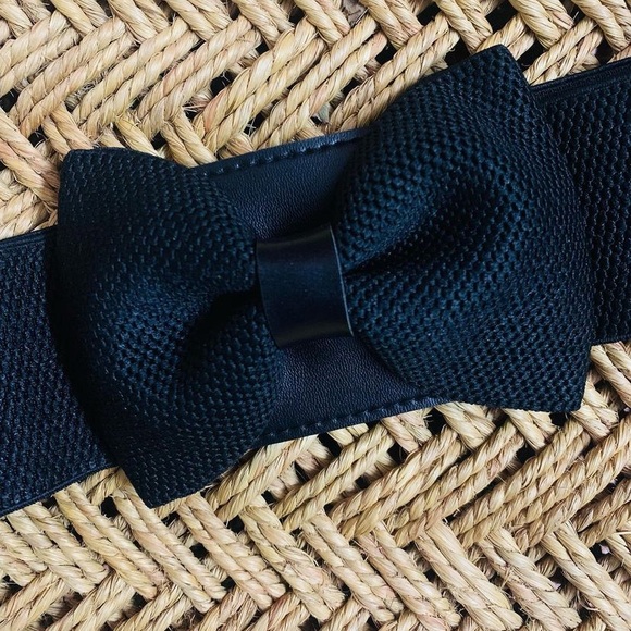 Bow dress belt 😍 
Waist - 26in stretches upto 32in - Picture 3 of 5
